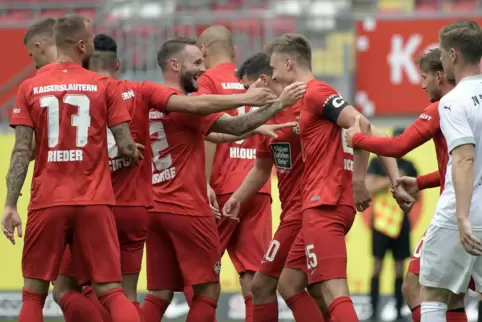 Alle freuen sich mit und für den Kapitän: Carlo Sickinger wird für sein Freistoßtor zum 1:0 beglückwünscht.