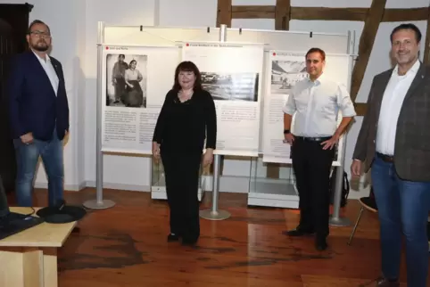 Holocaust-Forscherin Birgit Mair mit (von links) Thomas Schrage, Timo Frambach und Marc Muchow vom Lions-Club.
