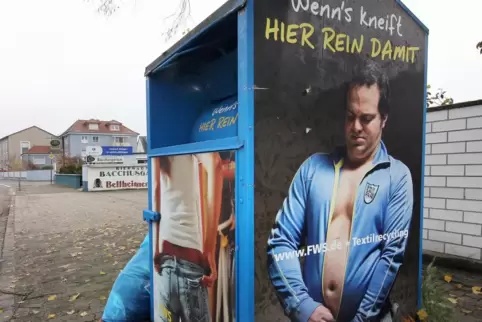 Von der Firma FWS: Altkleidercontainer in der Schwerdstraße. Von der Firma FWS: Altkleidercontainer in der Schwerdstraße.
