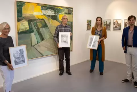 Der Maler Heinrich Mauersberger (rechts) mit dem Gewinnern des RHEINPFALZ-Rätsels Jutta Weckerle, Joachim Schwalb und Nora Feide