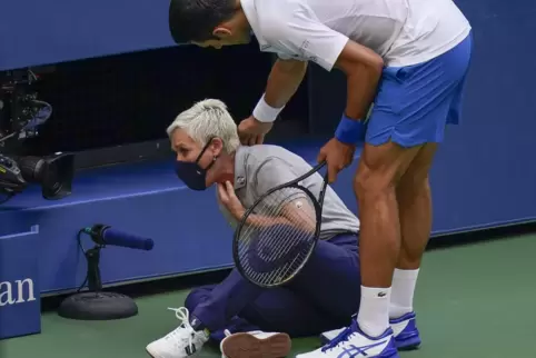 Novak Djokovic bei der von ihm getroffenen Linienrichterin.