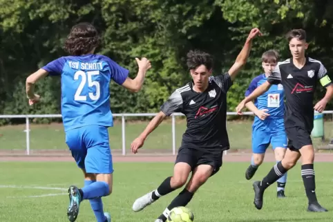 Auftaktsieg: Ognjen Dejanovic (am Ball) und Marvin Klehr von B-Junioren-Verbandsligist JFV Ganerb. Luca Henrich und Klehr drehte