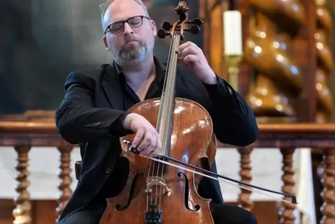 Peter Tilling, hier bei einem Konzert im August in der Speyerer Dreifaltigkeitskirche, ist Cellist, Dirigent und Komponist in ei