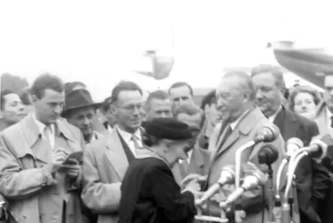 Bewegender Empfang: Adenauer wird bei seiner Rückkehr von einer älteren Frau begrüßt, deren Sohn in der Sowjetunion vermisst wur