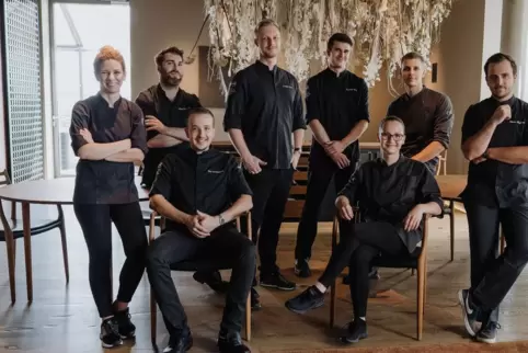 Küchenchef Dominik Paul (Vierter von links) und sein Team arbeiten Hand in Hand. 