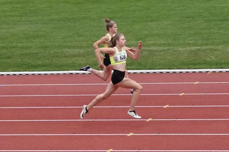 Nina Warschko (vorne) und Kimberly Metz waren im 100-m-Sprint der W15 in Ludwigshafen das Maß aller Dinge.