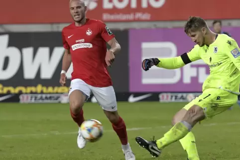 Verlässt den FCK: Manfred Starke. Rechts Marco Hiller, der Torwart des TSV 1860 München. 
