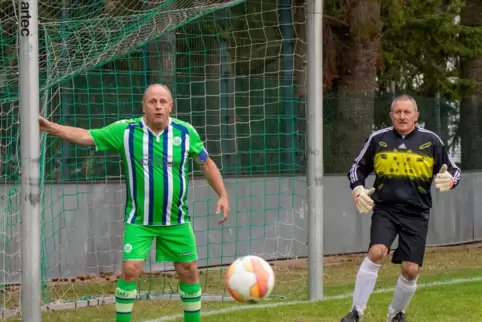 Ein letztes Mal zusammen auf dem Platz: Abwehrspieler Richard Hofmann und Torwart Gerhard Hofmann.