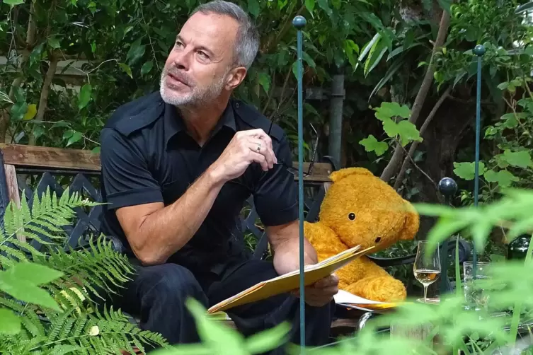 Mit Teddy und schwarzem Humor: Boris Ben Siegel.