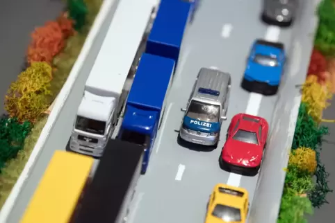 Die Rettungsgasse ist für Polizei und andere Rettungskräfte vorgesehen, damit sie schnell zum Einsatzort gelangen.
