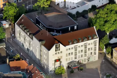 Wird personell kleiner und baulich umgestaltet: Hauptstelle der Sparkasse in Speyer. Wird personell kleiner und baulich umgestaltet: Hauptstelle der Sparkasse in Speyer.
