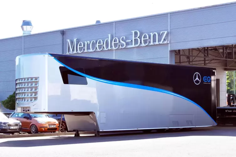 Der Trailer f&uuml;r die Formel-E-Saison 2021 ist fertig. Auch er wird an eine zweiachsige Sattelzugmaschine angeh&auml;ngt.