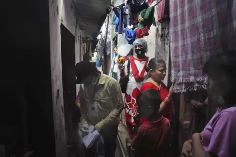  Corona-geplagtes Riesenland Indien: Eine Mitarbeiterin des Gesundheitswesens untersucht die Menschen in Dharavi, einem der ries