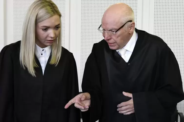 Verteidigten im ersten Durchgang die Komplizen der Frau: die Anw&auml;lte Miriam Weis und Peter Deschka. 