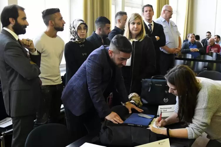 Opfer-Familie: S&ouml;hne und die Witwe des ermordeten Ismail Torun mit ihren Anw&auml;lten. 