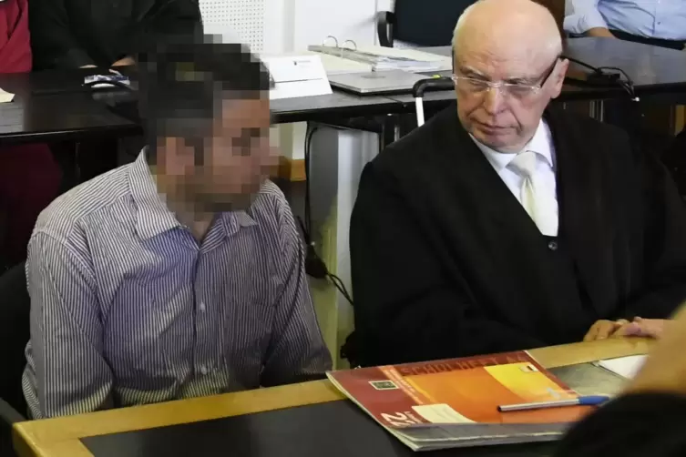 Verb&uuml;&szlig;t jetzt seine Strafe als Doppelm&ouml;rder: der zweite Entf&uuml;hrer mit seinen Anwalt Peter Deschka. 