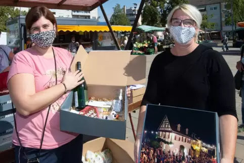 Gingen weg wie warme Semmeln: „Altstadtfest-dehääm“-Box. Eva Wöhlert und Heidi Jester von der Stadtverwaltung am Verkaufsstand a Gingen weg wie warme Semmeln: „Altstadtfest-dehääm“-Box. Eva Wöhlert und Heidi Jester von der Stadtverwaltung am Verkaufsstand a