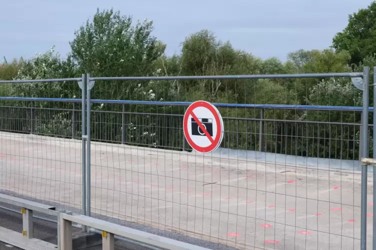 Auf falscher Zaunseite aufgeh&auml;ngt: Schilder auf der Salierbr&uuml;cke. Die Erkl&auml;rung des Regierungspr&auml;sidiums dazu k&ouml;nnte &uuml;berraschen