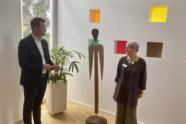 Hospizleiterin Ulrike Gr&uuml;ner und Omega-Vorsitzender Johannes Steiniger im Raum der Stille. 