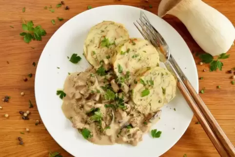 Serviettenknödel mit Pilzragout