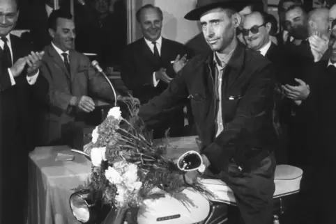 Unverhofftes Geschenk: Armando Rodrigues auf seinem neuen Moped.