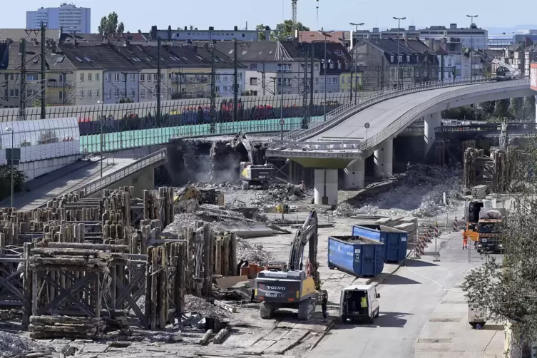 Baustelle Pilzhochstraße: Aktuell wird direkt an den Bahngleisen abgerissen. 