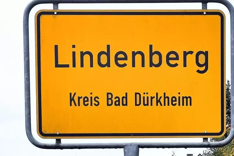 In Lindenberg werden die am Rande des Sportplatzes gelagerten Baumaterialien verlagert. 