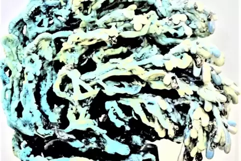 Lässt den Betrachter an aufschäumende Gischtwellen denken: das Paperclay-Okjekt „Lucidum“ der kanadischen Künstlerin Susan Colle