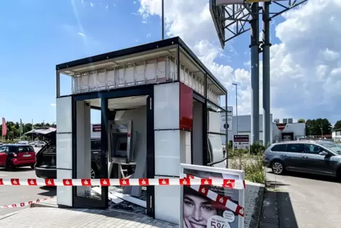 Ein 34-jähriger Südhesse soll den Bankautomaten am Modepark Röther gesprengt haben. 