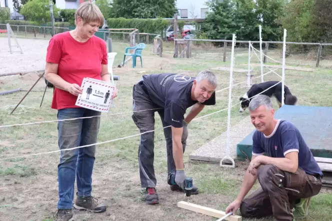 Hygienebeauftragte Elke Fell gibt das Kommando, der stellvertretende Vorsitzende Thomas Ulrich und Jürgen Ulrich vom RFV Alsenb