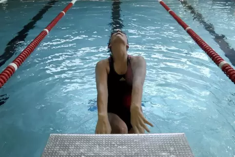 Statt in Bahnen wird ab Freitag im Hallenbad im Kreisverkehr das Schwimmerbecken durchquert.