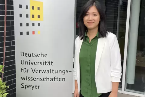 Neu an der Speyerer Universität: Taozhen Jenny Müller. Neu an der Speyerer Universität: Taozhen Jenny Müller.