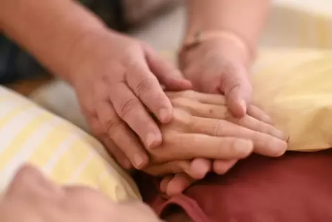 Wer kranke und alte Menschen zu Hause pflegt, kann schnell an seine Grenzen stoßen. Rat und Tat von erfahrenen Helfern sind da e