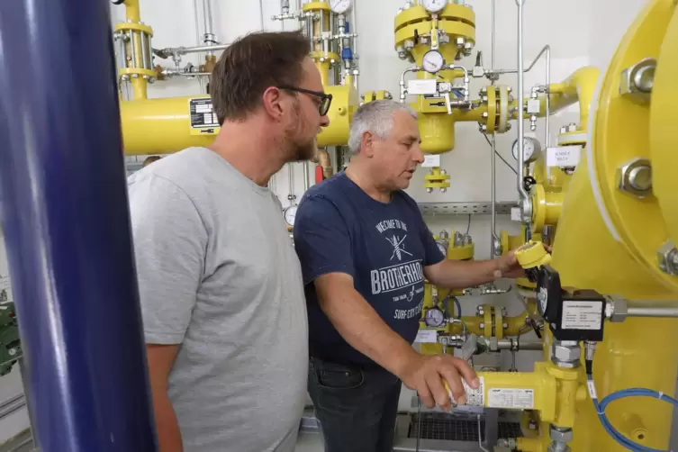 etzmeister Gas Rolf Kost (rechts) und Rohrdienstmeister Martin Hoffmann sorgen dafür, dass das Gas sicher zu den Menschen in Lan