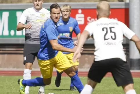 Doppelpacker: Fabian Schmitt schreibt nicht nur Texte für die RHEINPFALZ, er erzielt auch Tore für die SG. 