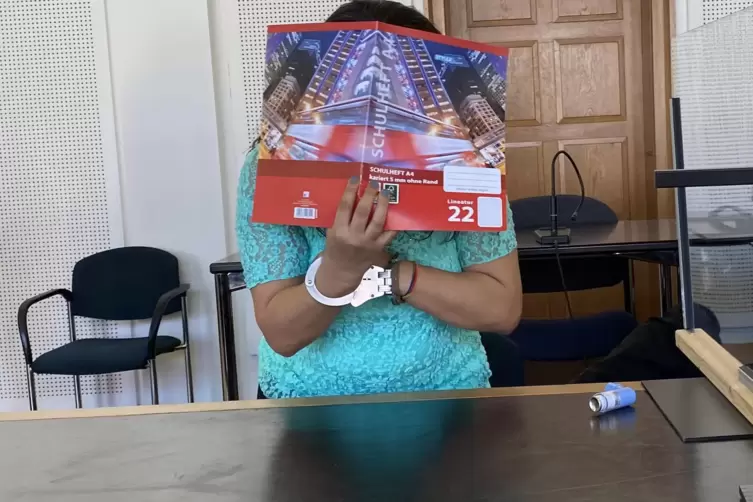 Zur&uuml;ck auf der Anklagebank: die 46-J&auml;hrige, die zwei Unternehmer in eine t&ouml;dliche Falle lockte. 