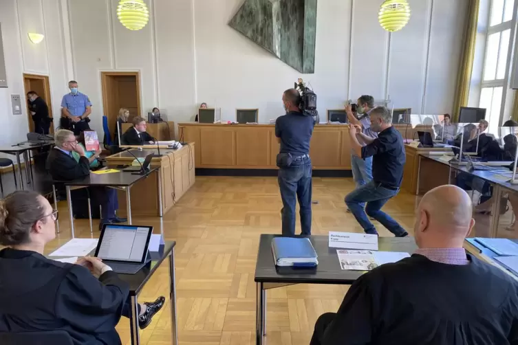 Medieninteresse: der Frankenthaler Gerichtsaal kurz Beginn des zweiten Prozesses um den Mord an Ismail Torun. 