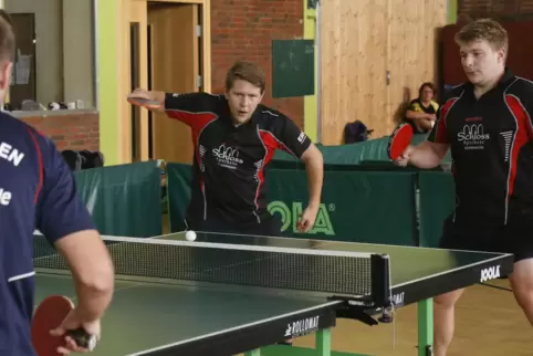 Da war alles noch in Ordnung: Derby zwischen Rockenhausen und Höringen; hinten die TTF-Spieler Lukas (links) und Niclas Bauer. 
