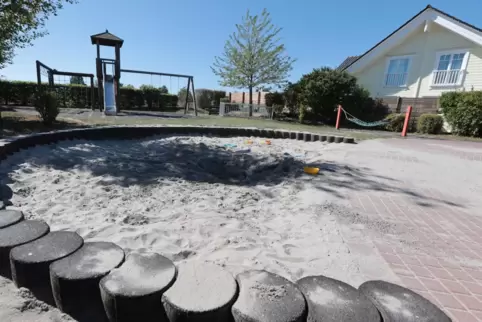 Ziemlich kahl mit wenig Schatten: der Spielplatz Rieslingweg in Kirchheim.