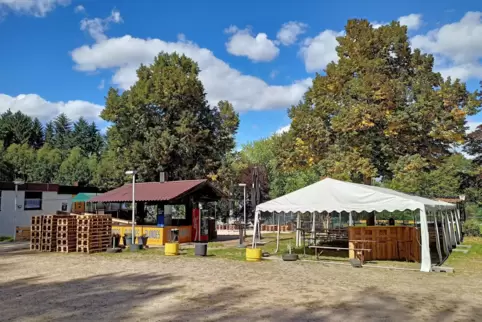 Auf einer Schotterfläche vor dem Sportheim des FC Viktoria St. Ingbert wird Tim Hönig sein Zelt mit der neuen „Ice-Lounge“ aufsc Auf einer Schotterfläche vor dem Sportheim des FC Viktoria St. Ingbert wird Tim Hönig sein Zelt mit der neuen „Ice-Lounge“ aufsc