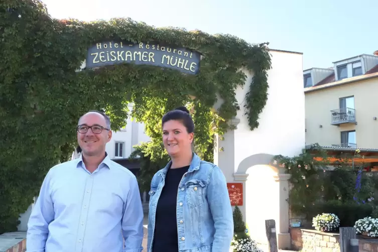Das Ehepaar Maik und Sabrina Küspert vor ihrer „Zeiskamer Mühle“, einem Traditionsrestaurant mit Hotel im Kreis Germersheim. 
