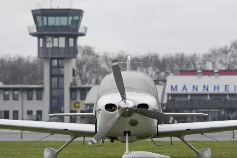 Ein Kleinflugzeug steht in Mannheim auf dem Vorfeld des Flughafens.