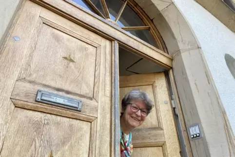 Freut sich am Sonntag über Besuch: Alis Hoppenrath an der Tür ihres denkmalgeschützten Wohnhauses in der Mozartstraße. 