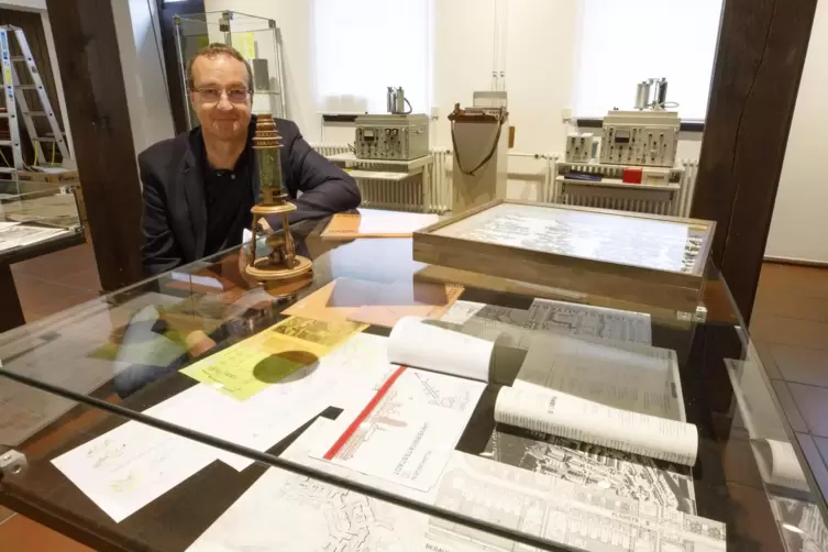 Alte Dokumente, Fotos, ein Mikroskop der ersten Stunde: Bernd Klesmann beim Aufbau der Uni-Ausstellung im Wadgasserhof.