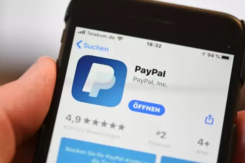 Die Applikation (App) PayPal ist auf einem Smartphone zu sehen. 