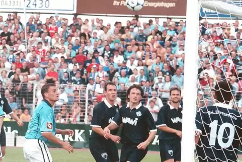 Ein Karrierehöhepunkt von Vladislav Dimitrov (3. von links): das DFB-Pokalspiel im August 1999 mit dem FK Pirmasens gegen 1860 M