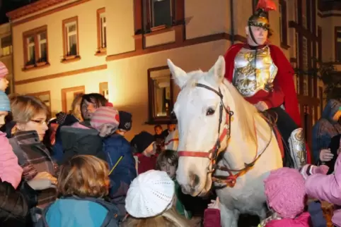 Stets mit echtem Pferd: Martinszug in Speyer. Stets mit echtem Pferd: Martinszug in Speyer.