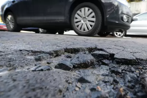 Oft kommen auf Straßen kleine Reparaturen zu spät, um einen Totalverschleiß zu vermeiden.