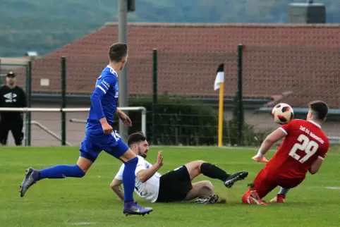 Gäste-Torwart Luca Layes (rotes Trikot) wehrt hier einen Ball gegen Steinbachs Danny Schulz (am Boden) ab. Später pariert der Ho