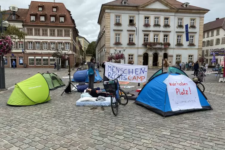 Auf dem Rathausplatz ist ein kleines Zeltlager entstanden. 